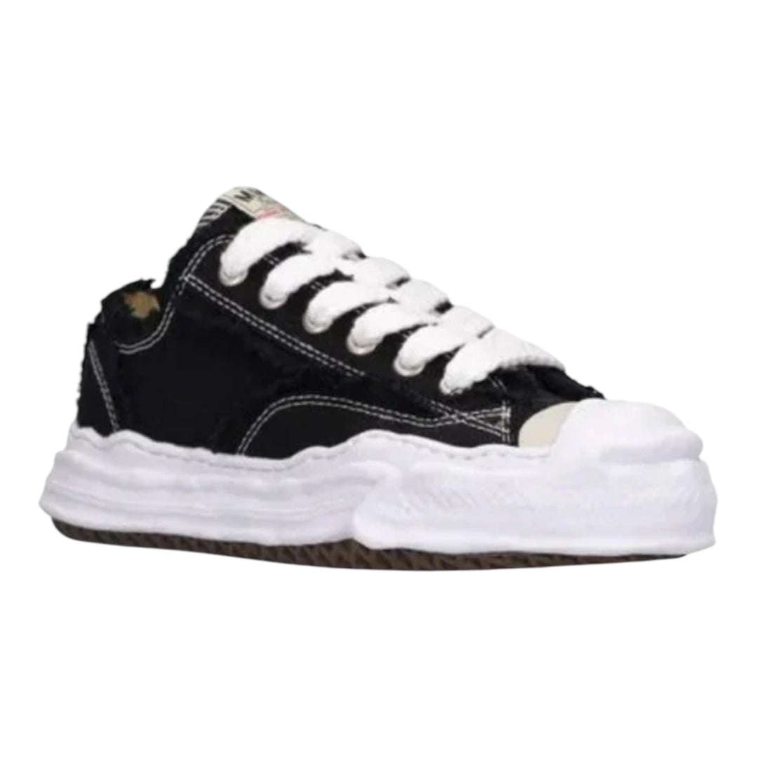 LOW TOP SNEAKER