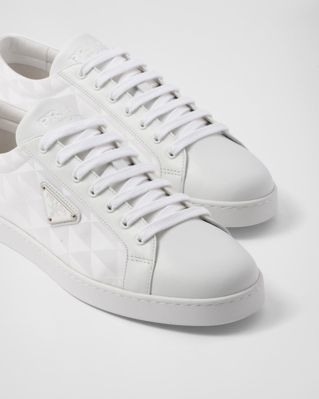 Sneaker aus Leder und Re - Nylon - Nov - ell - fas - ion