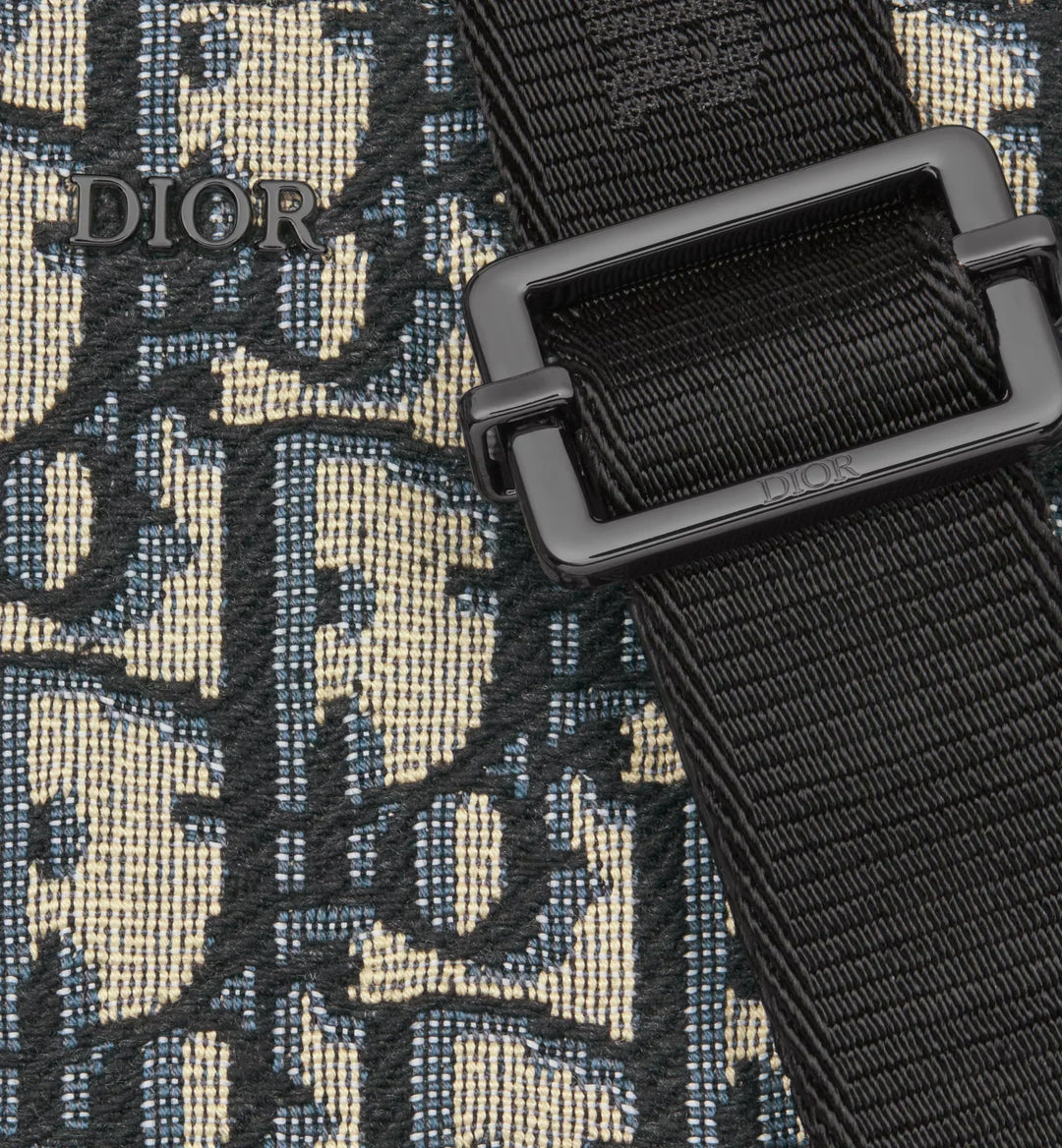 Pouch mit Reißverschluss und Riemen